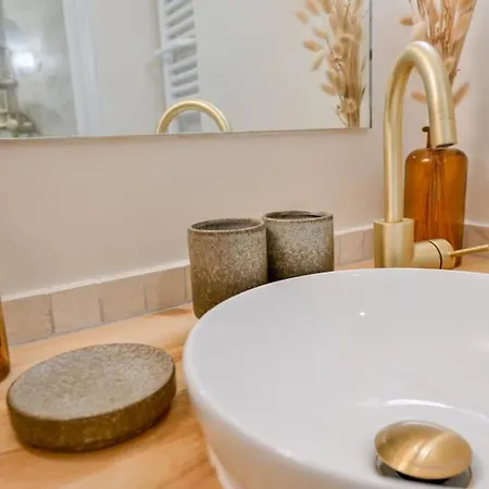 2 Bd Chic Loft, Historic Charm & Modern Amenities * Paryż