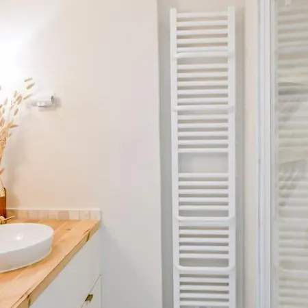 2 Bd Chic Loft, Historic Charm & Modern Amenities Apartament Paryż