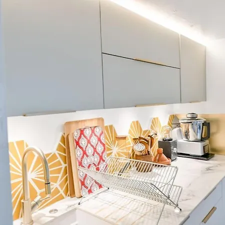 2 Bd Chic Loft, Historic Charm & Modern Amenities Apartament Paryż